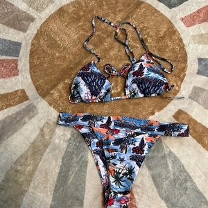 Hawaiian island vibes bikini! New! Never worn liner still attached! size small